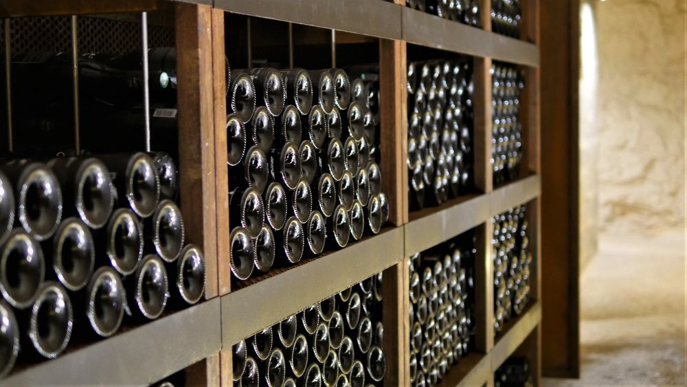 Les bouteilles des Vignerons Ardéchois stockées dans la grotte