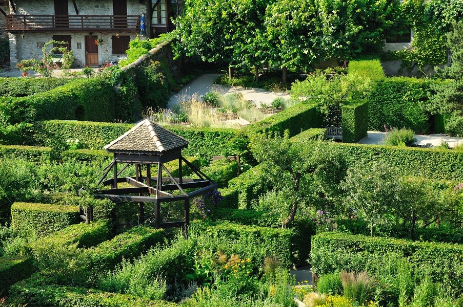 Labyrinthe végétal du Jardin des Cinq sens à Yvoire