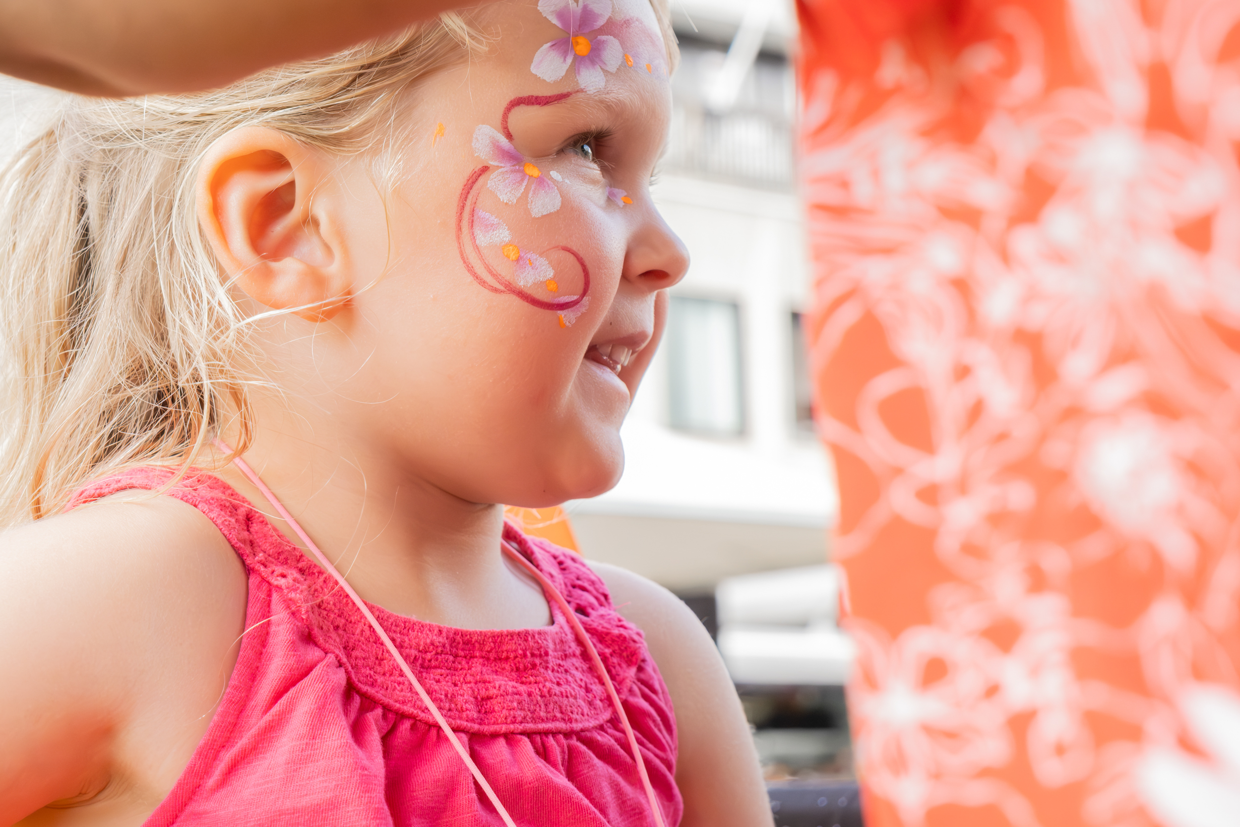 une petite fille se fait maquiller