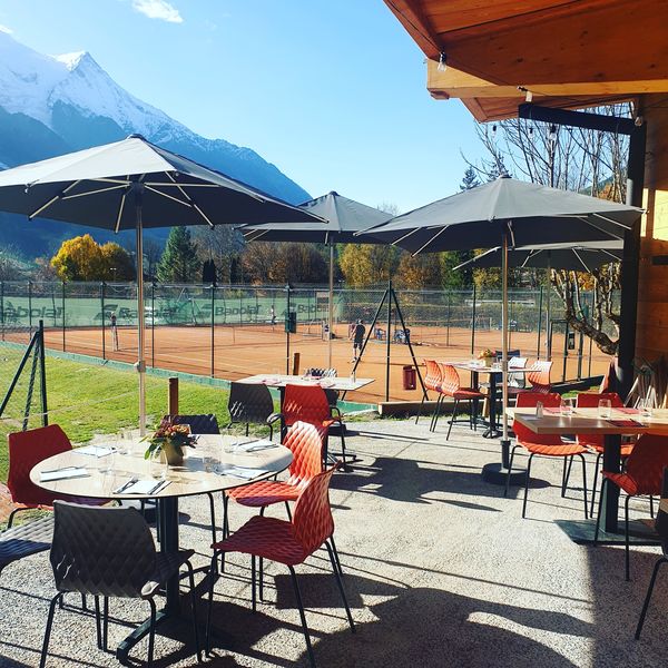 Terrasse avec vue sur les courts de tennis et le Mont-Blanc