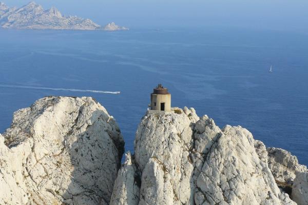 Catamaran à voile dans les Calanques. Départ Mucem