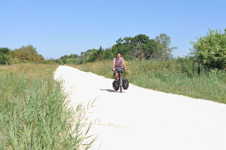 Piste cyclable vers le Marais du Vigueirat et le Mas Thibert
