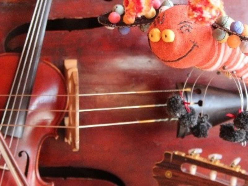 Violon et violoncelle avec une chenille en chiffon