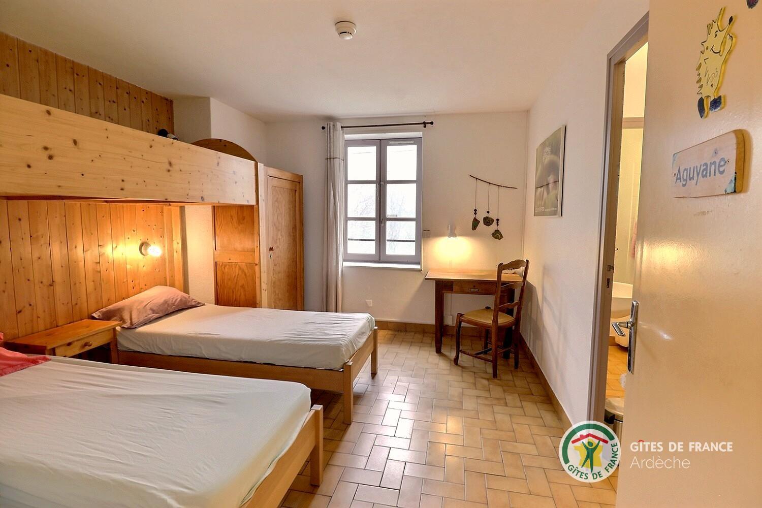 Bâtiment historique Chambre Aguyane (3 lits en 90) salle d'eau à partager