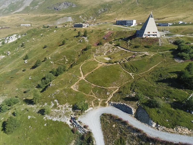 Le jardin, les Fontainettes et la pyramide du Mont Cenis