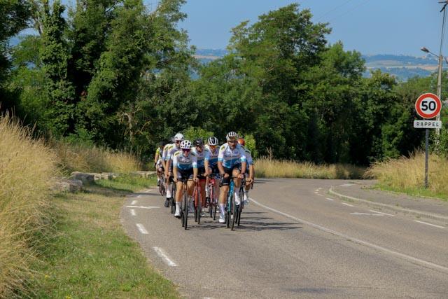 Coureurs de la team Auvergne Rhône Alpes en reconnaissance