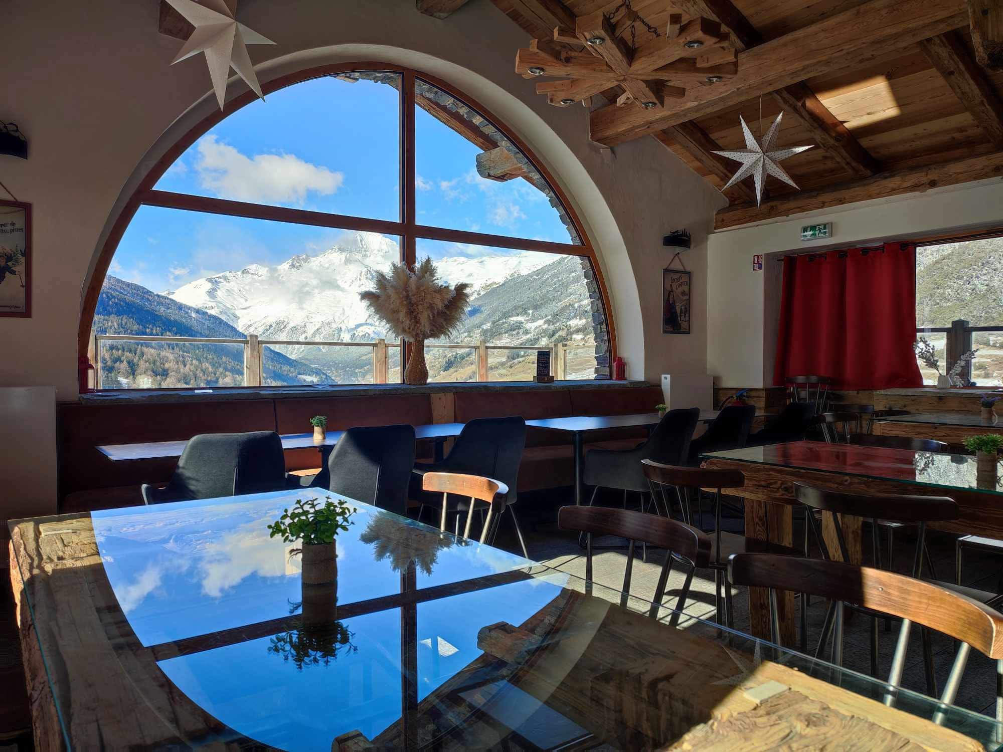 The dining room with a view of the Dent Parrachée