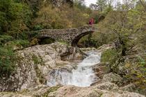 Jaujac - Pont romain à l'automne ©sourcesetvolcans