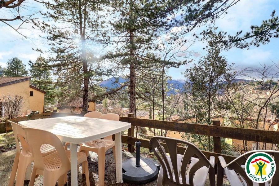Terrasse privative, vue sur les arbres, le village perché et les montagnes