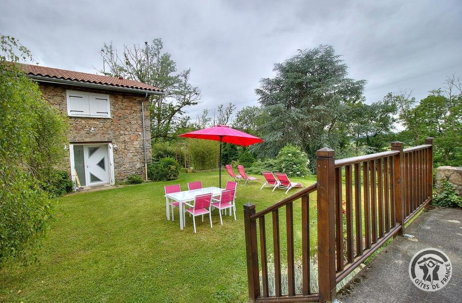 Le Gîte du Cèdre Bleu à Ronno, proximité immédiate du Lac des Sapins en Haut Beaujolais, dans le Rhône : la terrasse et en face maison des propriétaires.