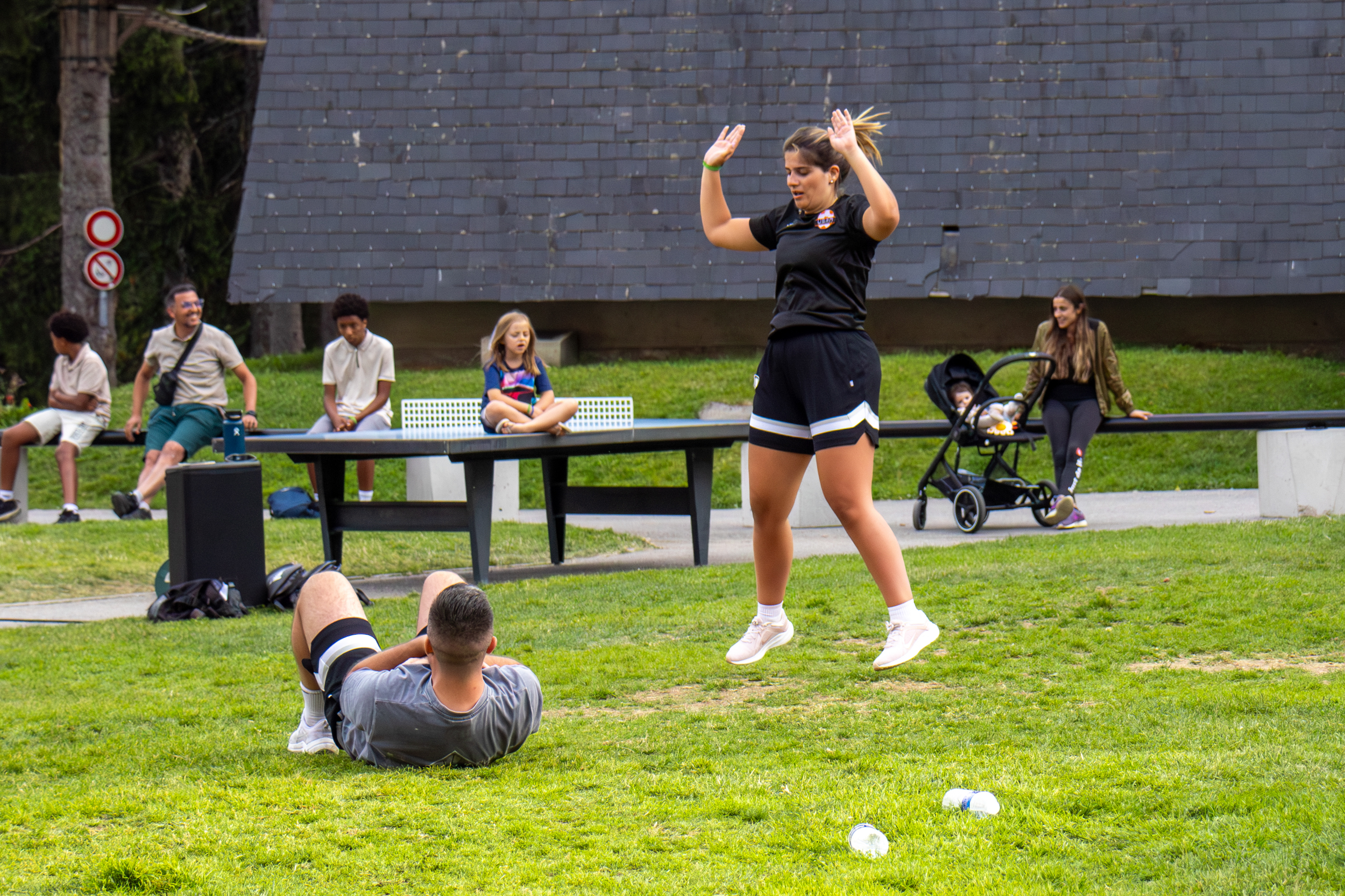 2 personnes faisant différents exercices