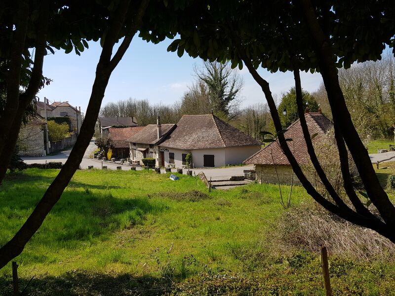 Lhuis depuis la place de la gare