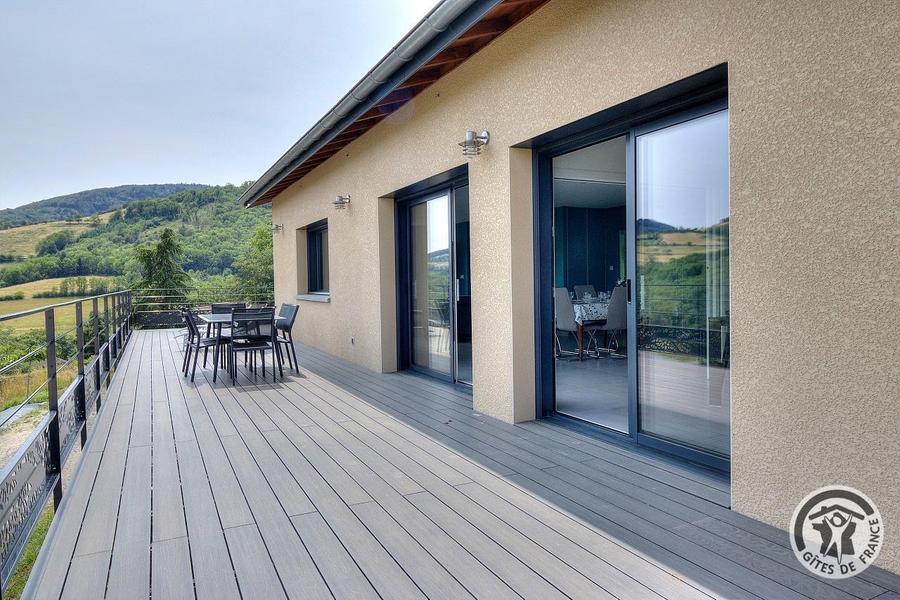 Gîte/maison de vacances indépendante \'La Belle Vie Là!\' à Saint-Forgeux (Rhône, Beaujolais, proximité Tarare et Lac des Sapins) : la terrasse.