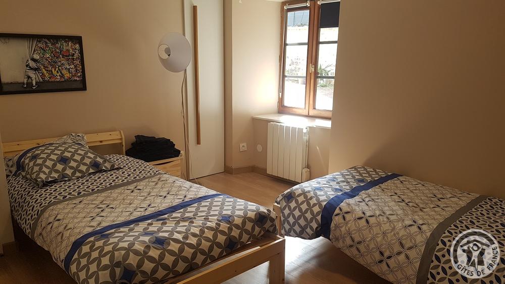 \'Gîte de Basse Comté\' (avec piscine chauffée) à Cublize (Rhône - Beaujolais Vert - Lac des Sapins) : chambre avec 2 lit de 1 personne (donnant accès à la chambre avec le lit en 160cm).