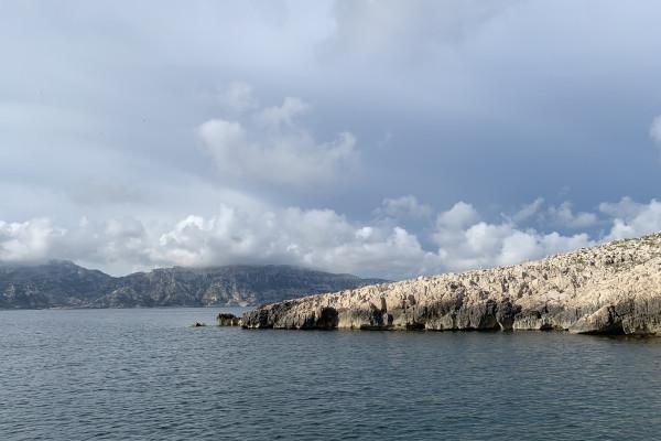 Catamaran à voile dans les Calanques. Départ Mucem