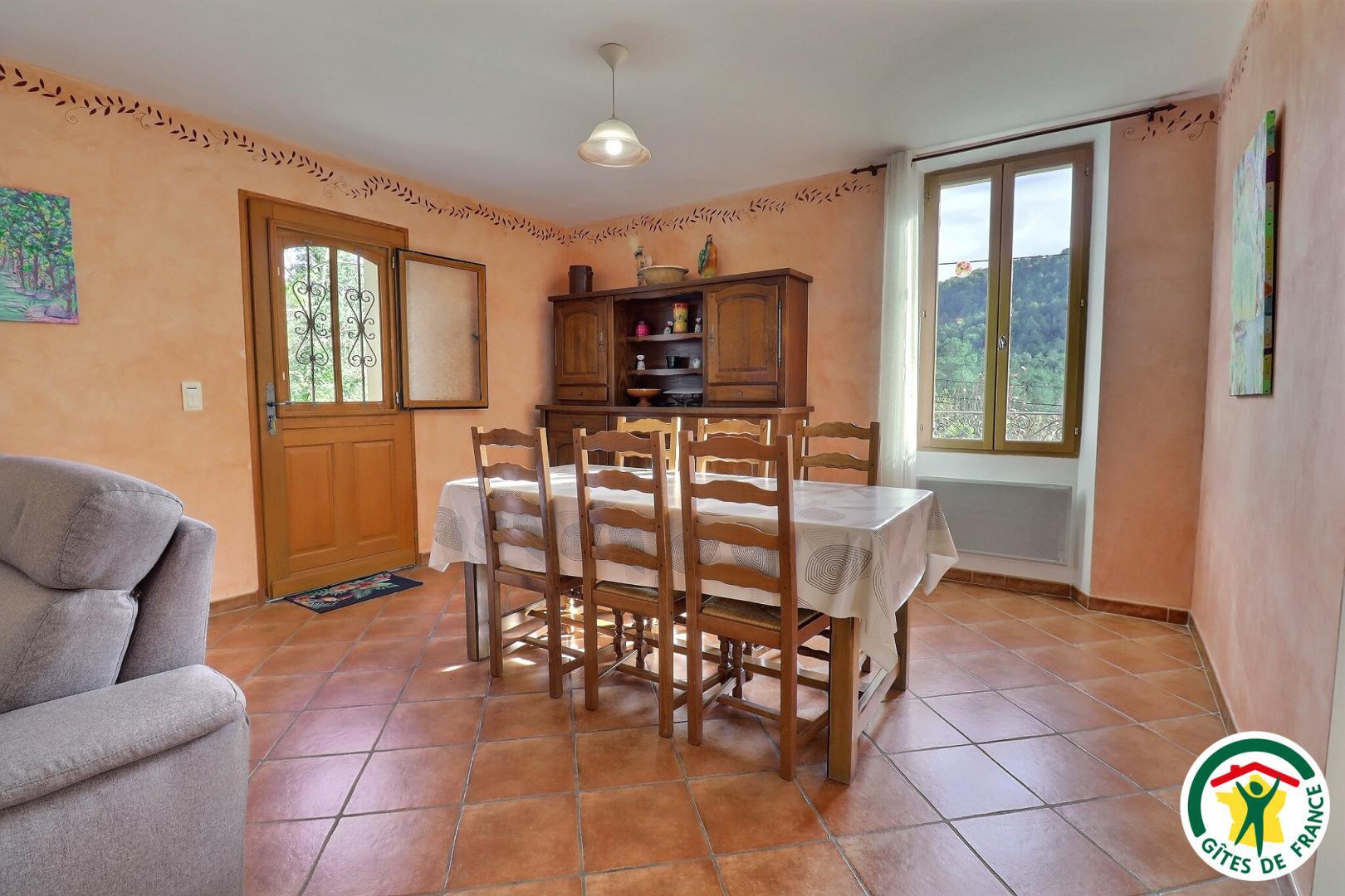 Entrée du gîte et pièce à vivre climatisée