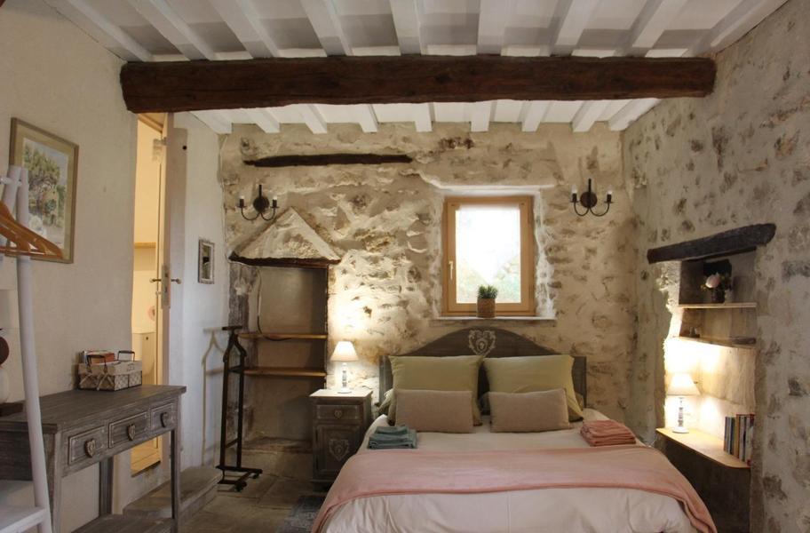 La chambre semi-ouverte du 1er étage : lit 1x140