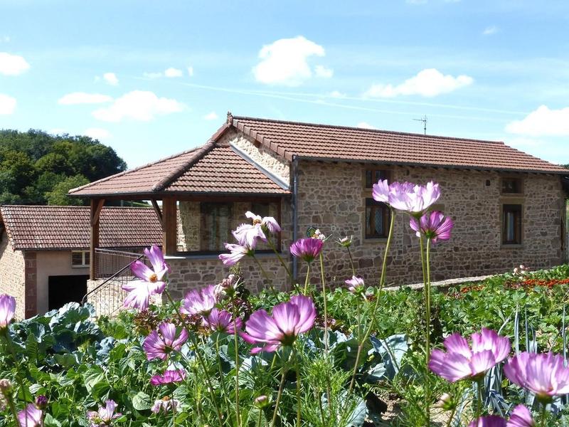 Gîte \'La Montagne\' à Thizy-les-Bourgs - La Chapelle de Mardore - proximité du Lac des Sapins, en Haut Beaujolais dans le Rhône : la maison et terrasse.