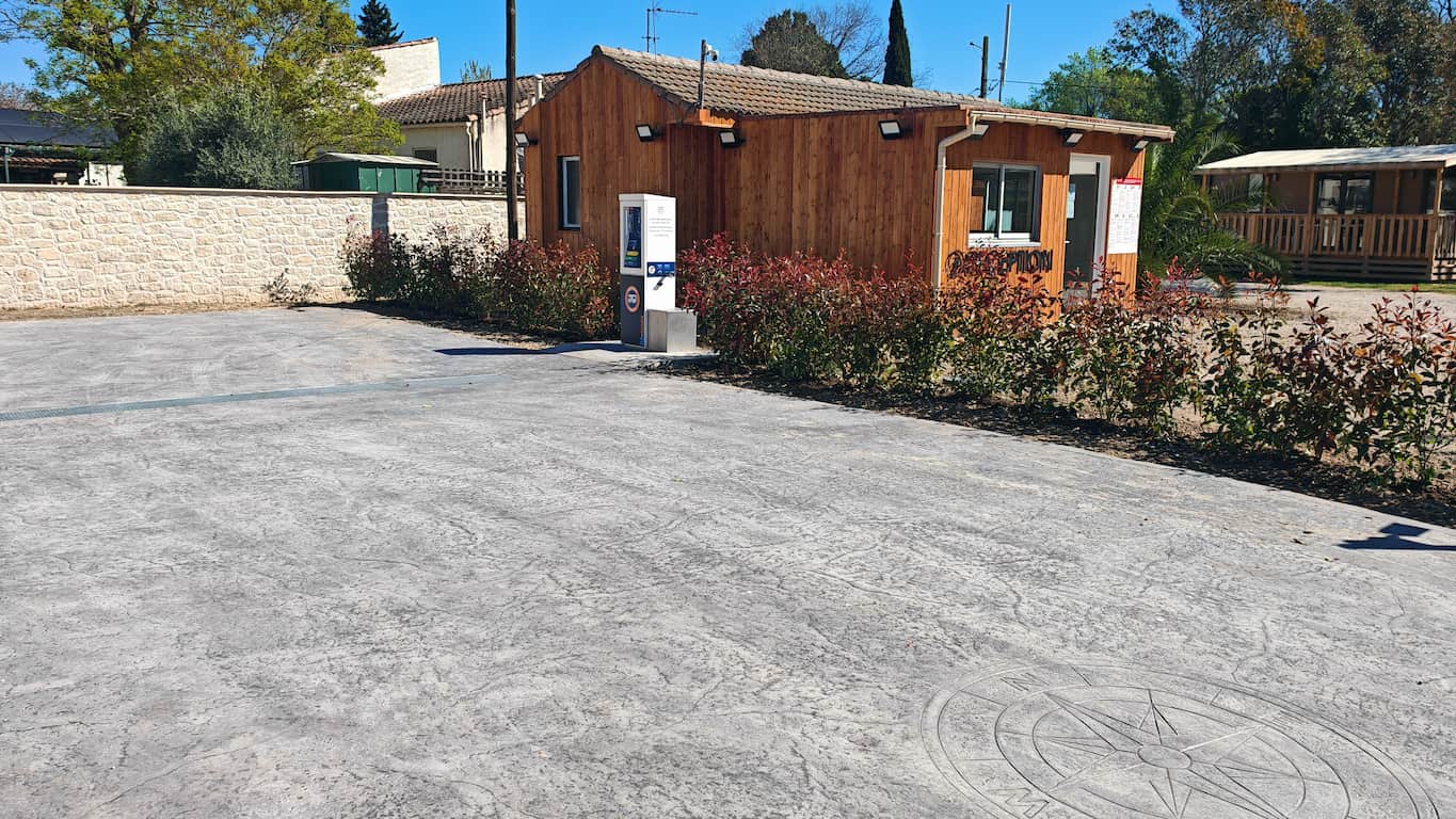 Aire de service pour camping-cars du camping des manades