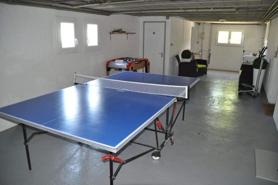 Salle de jeux avec baby-foot et tennis de table