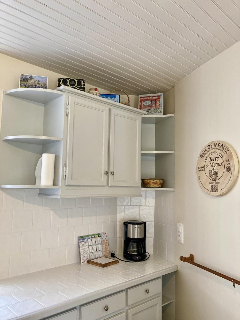 Cuisine équipée, cafetière, bouilloire