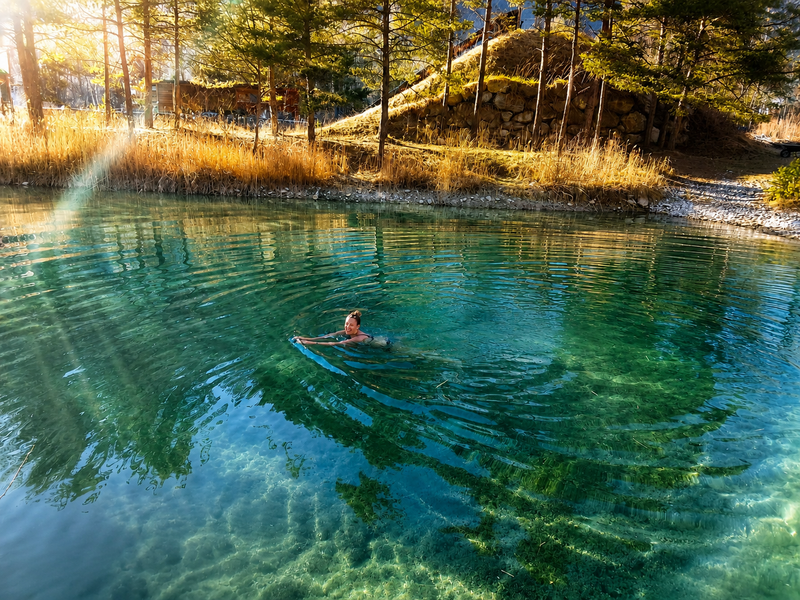 Une personne nage dans le lac Une personne nage dans le lac