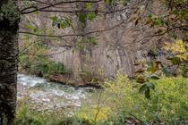 Jaujac - Coulée basaltique à l'automne ©sourcesetvolcans