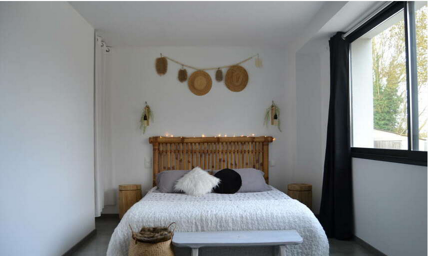 Chambre 3 avec lit double et tête de lit en bambou, décoration au mur