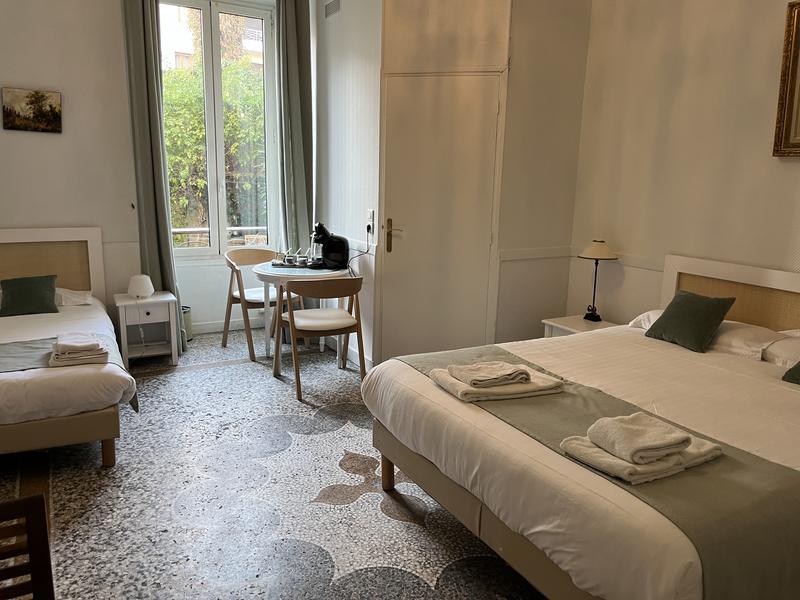 chambre triple supérieure avec vue jardin