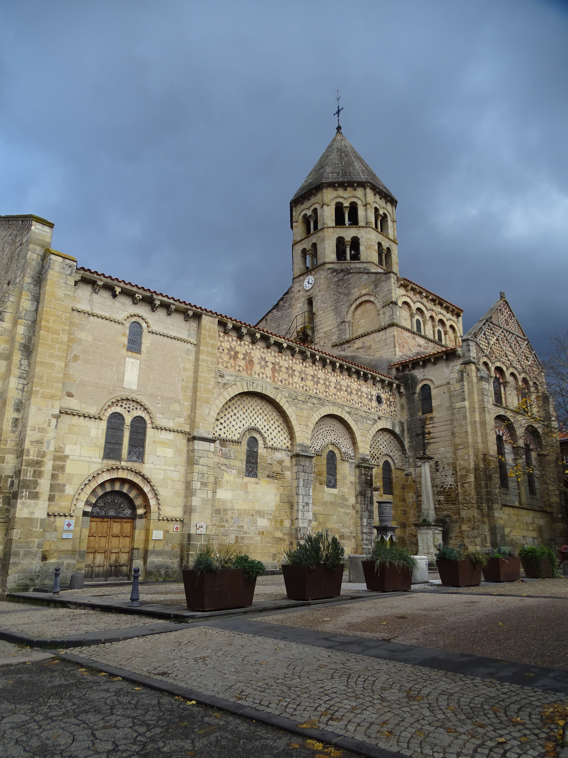 Sur la place jouxtant l'église Saint Julien, on voit l'ensemble de l'église avec son clocher