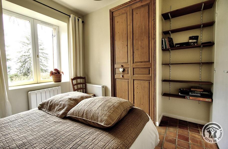 Gîte - 4 personnes - La Voisinée à Chenelette en Haut Beaujolais à proximité du Col des Echarmeaux dans le Rhône : la chambre avec 1 lit double (rez-de-chaussée) avec rangements.