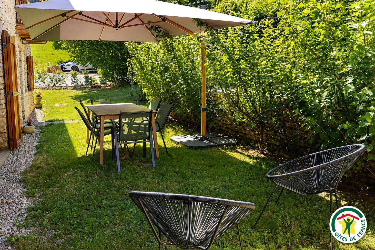 Des transats et fauteuils confortables seront à votre disposition dans le jardin
