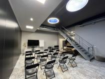 Notre Salle Tisanerie de 58 m² est un espace moderne et polyvalent, parfait pour des événements de taille moyenne. Réservable à la demi-journée ou à la journée, cette salle peut accueillir jusqu’à 30 personnes.