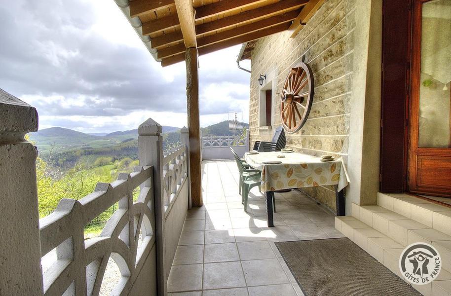 Gîte de la Collonge à Affoux, en Haut Beaujolais, dans le Rhône : la terrasse couverte.