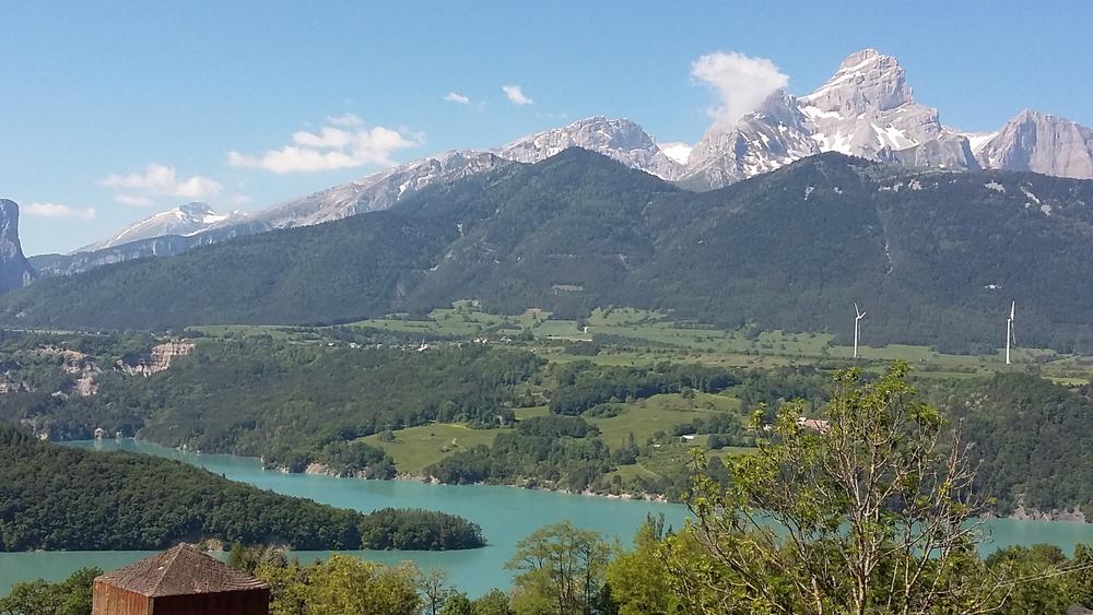 Vue lac et montagne en été