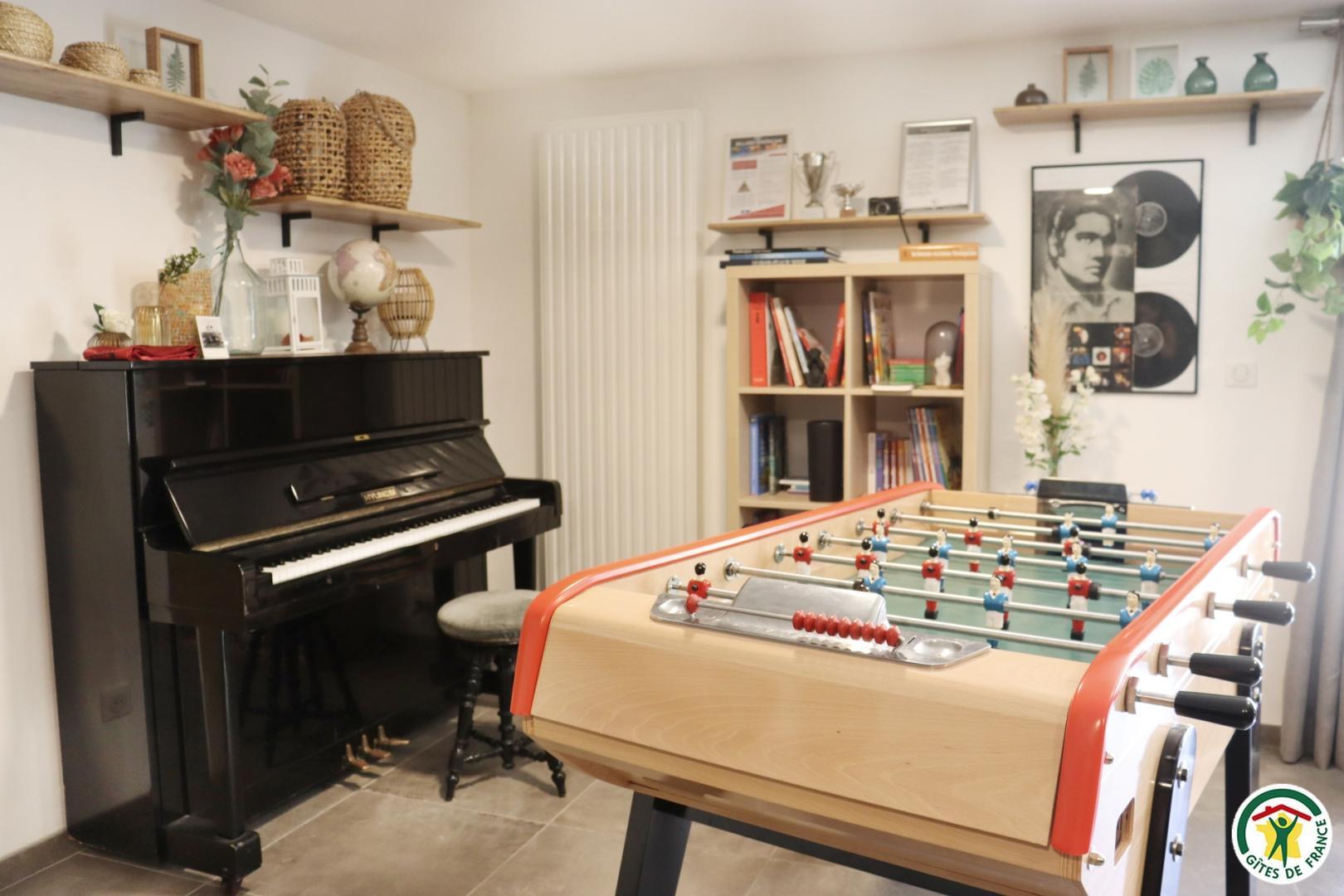 Salle de jeux avec piano, babyfoot, billard, TV, jeux de société