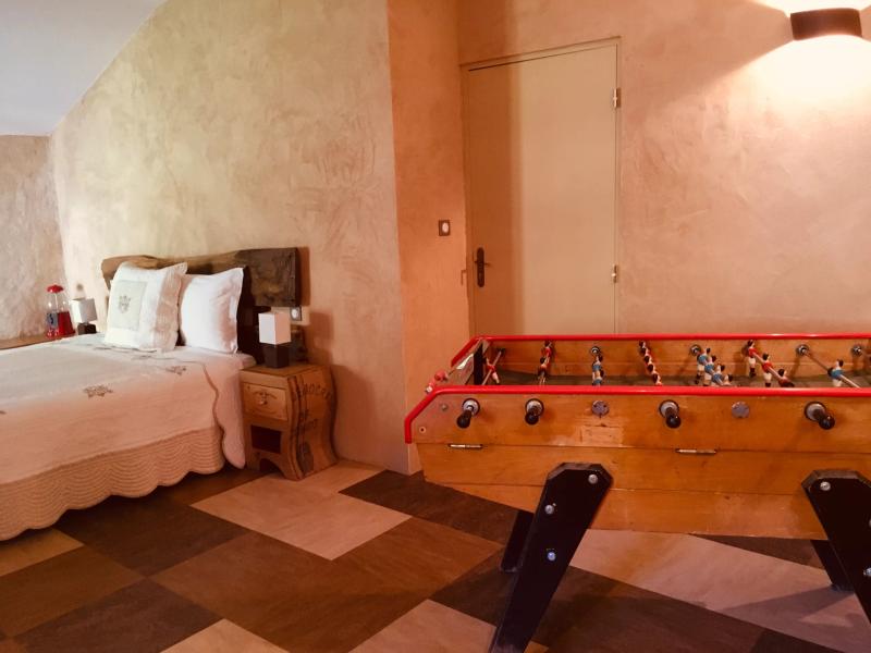 lit et babyfoot dans la chambre l'estancot dans la chambre d'hôtes Quinte et Sens à Barnas en Ardèche