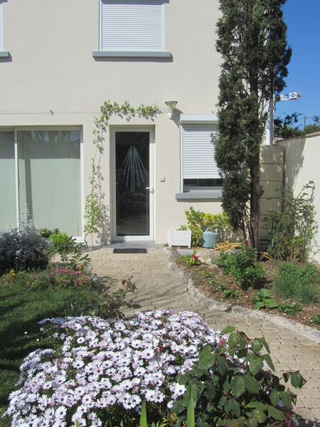 Vue extérieure de la porte d'entrée.