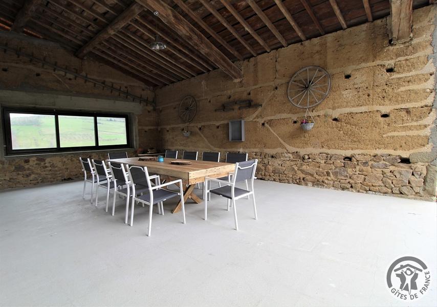 Grand gîte de la Ferme aux escargots, \'L\'Achatine\' à St Romain de Popey (Rhône, Beaujolais, proximité de l\'Arbresle et Tarare) : terrasse couverte avec vue sur la campagne.