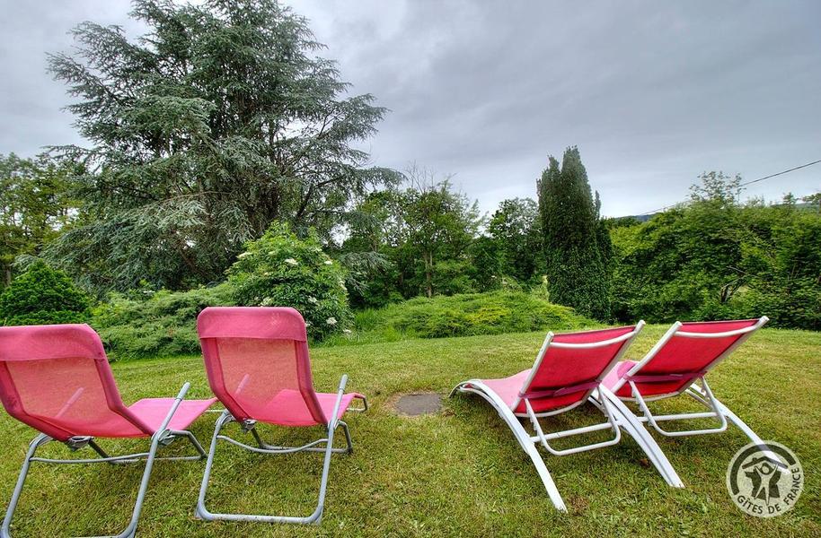 Le Gîte du Cèdre Bleu à Ronno, proximité immédiate du Lac des Sapins en Haut Beaujolais, dans le Rhône : chaises longues dans le jardin.