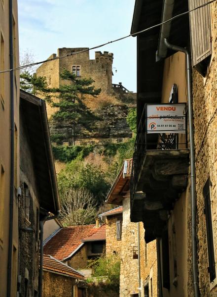 Vue du château delphinal de Crémieu - Balcons du Dauphiné
