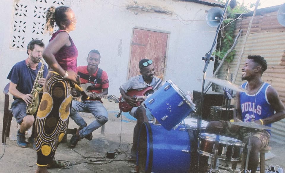 Mitsaitsaiky en concert à la Part des Autres