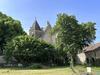 L'ancienne cure dans l'Allier en Auvergne - vue sur le château Ⓒ Gîtes de France