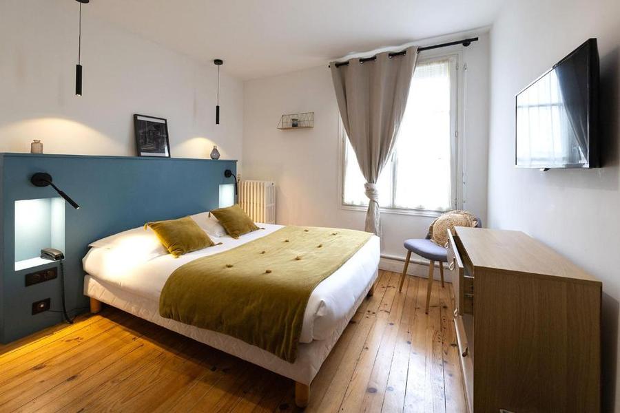 Une chambre avec un lit double