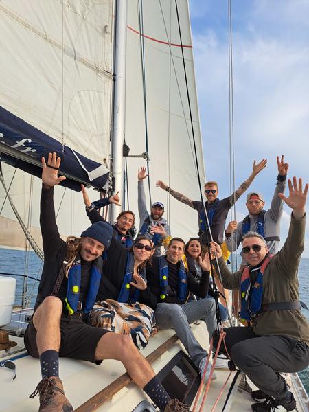 Groupe d'amis sur le voilier