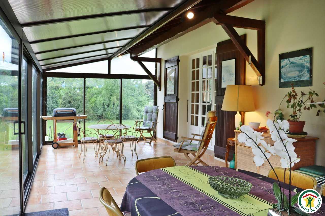 Véranda 'Jardin d'hiver' avec coin repas et coin détente.