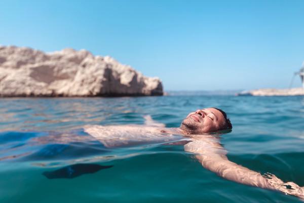 Catamaran à voile dans les Calanques. Départ Mucem