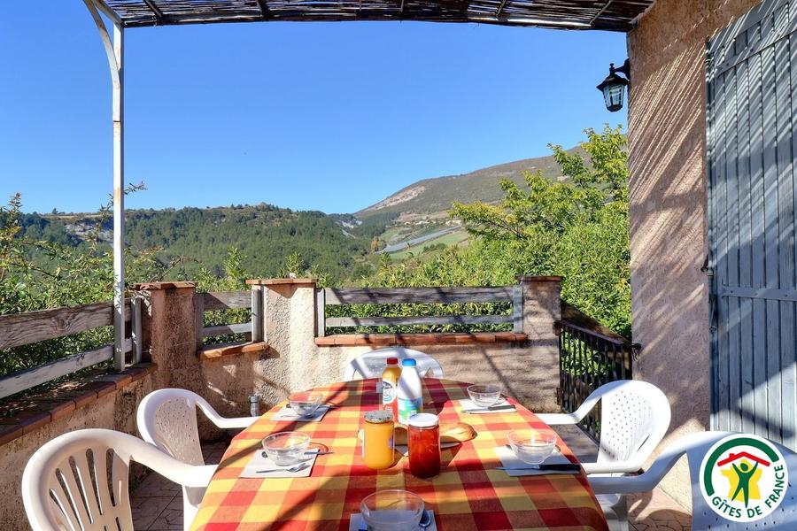 Terrasse privative avec salon de jardin et vue sur les montagnes
