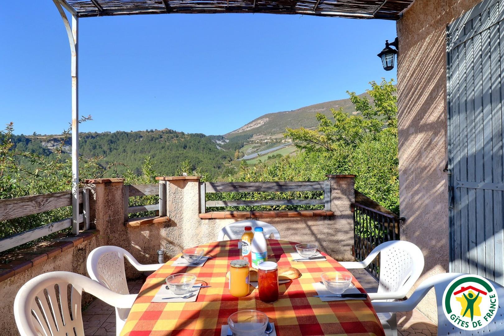 Terrasse privative avec salon de jardin et vue sur les montagnes