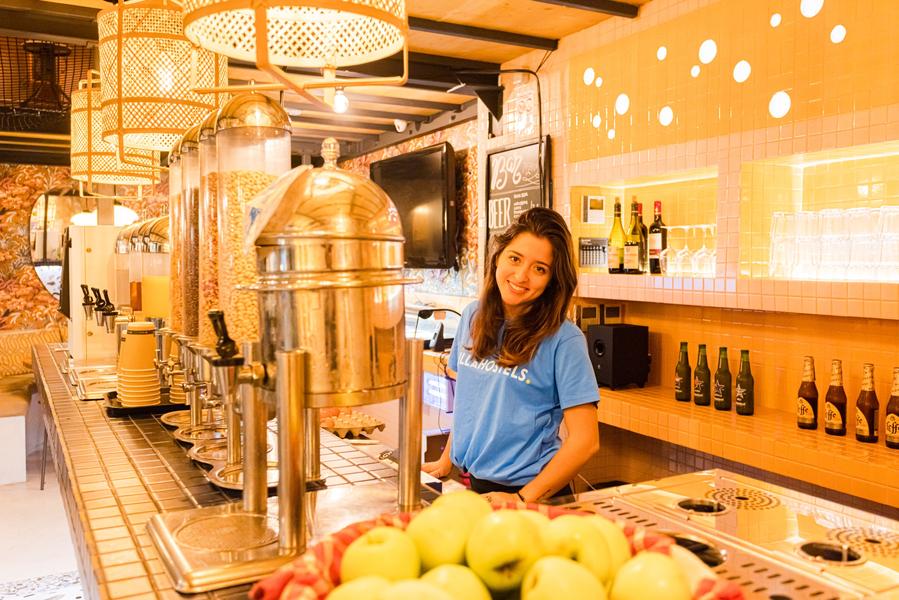 Un excellent petit-déjeuner buffet dans une auberge de jeunesse sur la Côte d'Azur.